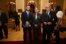 Condecoração da Medalha Tiradentes ao diretor-presidente da IOA, João Ribeiro Jr. Reitor da UEA, André Luiz Nunes Zogahib, o diretor-presidente da IOA, João Ribeiro Jr. e o diretor-presidente do Sistema de Comunicação Encontro das Águas, Oswaldo Lopes. - Foto: Weslen Simplicio (2022)