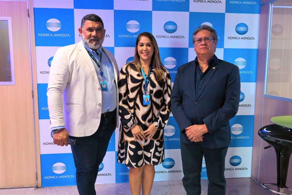 Print Week-Konica Minolta. MacLean Moraes; Kaythy Duarte; João Ribeiro Jr., diretor-presidente da IOA. Foto: Weslen Simplicio (2023)