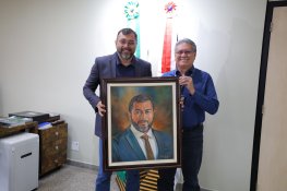 Imprensa Oficial entrega presente personalizado ao governador do Estado